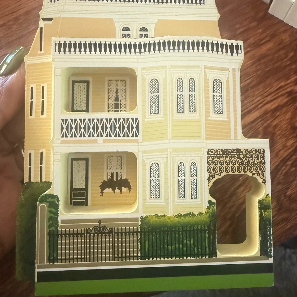 Sheila’s Wooden Collectible House – 24 South Battery, – 1996